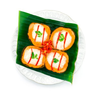 Hindistancevizi kremalı buharda balık körisi Tayland usulü dekorasyon üstü oyulmuş kırmızı biber.