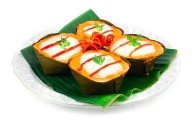 Hindistancevizi kremalı buharlı balık körisi Tayland usulü oyulmuş kırmızı biber yan bakışı.