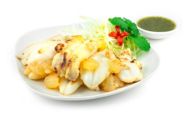 Izgara Mürekkep Balığı Roe Chili Baharatlı Deniz Ürünleri Sosu Tayland yemeği Stili oymalı biber biberli yan manzara