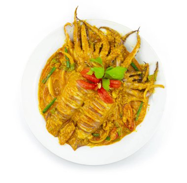 Kızarmış kalamarları sarı köri tozu ile karıştırmak Thaifood füzyon stili iyi tat veren Asya yemeği süslemesi Chili üst görünümü