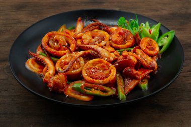 Kore soslu kalamar Roe. Kochujung dekorasyonu. Acı biber ve taze soğan.