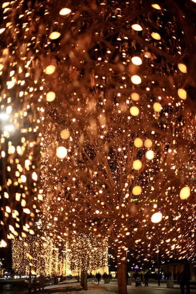 Bokeh. Lanternas de ouro de Natal em um fundo preto. — Fotografia de Stock