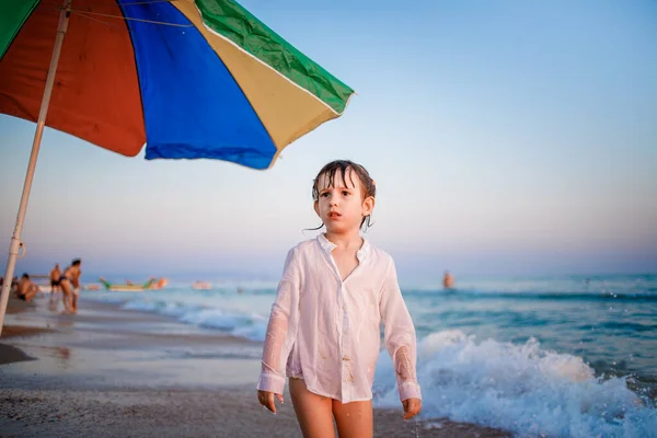 Ευρωπαϊκό παιδί στέκεται στην παραλία δίπλα στη θάλασσα — Φωτογραφία Αρχείου