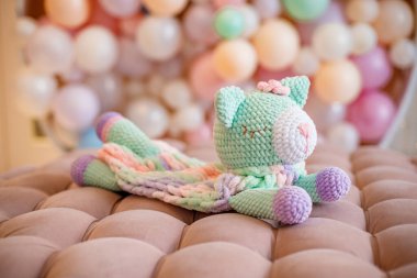 Noel ağacını süslemek için örülmüş oyuncak..