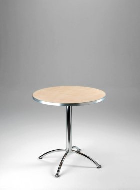 Beyaz arka planda yuvarlak ahşap kapaklı kahve masası. 