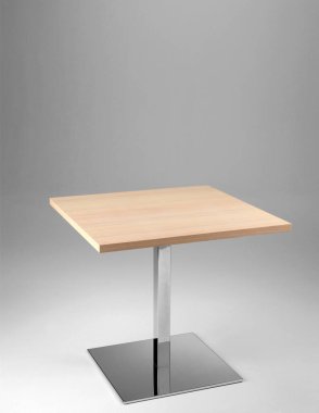 Beyaz arka planda ahşap kapaklı kahve masası. 