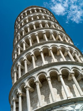 İtalya 'daki Pisa Kulesi mavi gökyüzü ile aşağıdan görüldü