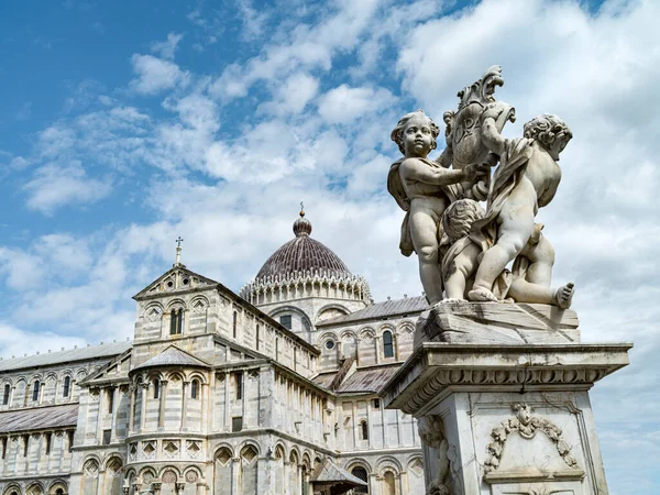 Monumento Con Cherubini Davanti Alla Cattedrale Pisa Italia — Foto Stock