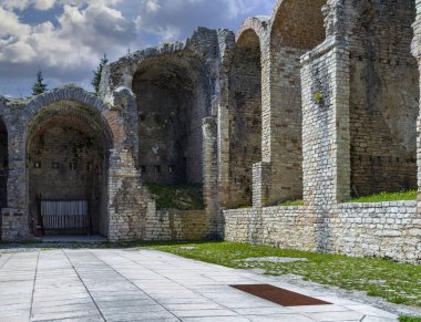 Eski bir şatonun taş duvarları 