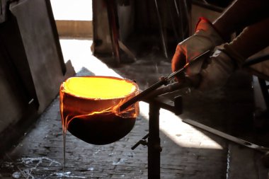 Nesne yaratmak için cam fabrikasında cam işleme