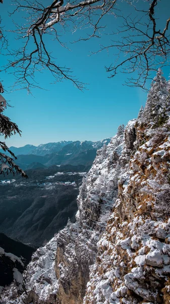 Winterliche Berglandschaft Mit Schneebedeckten Felsen — Stockfoto