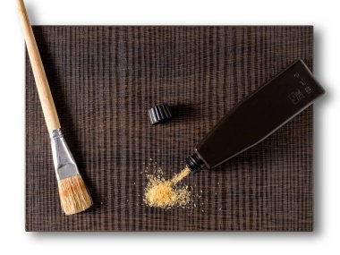 Ahşap bir tahtanın üzerinde cam tozu ve fırçayla arka plan 