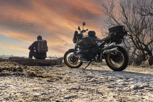 有摩托车和自行车的日落背景 图库图片