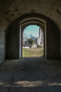 Eski bir taş kalenin mahzenli kapısı. 