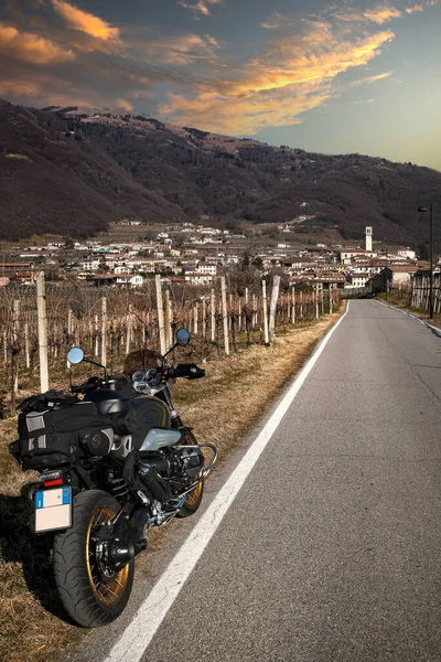 Paisaje Montañoso Invierno Con Moto Carretera Que Pasa Por Los — Foto de Stock