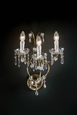 Siyah arka planda kolyeleri olan klasik bir uygulama. 