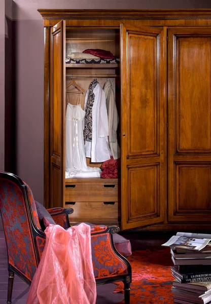 Einzelbild Eines Zimmers Mit Kleiderschrank — Stockfoto