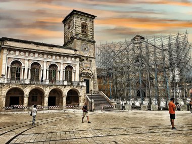 İtalya, L 'Aquila' daki depremden sonra yeniden inşa edilen bir meydanın görüntüsü 