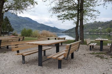 Bankları olan ağaçlık bir parkın manzarası