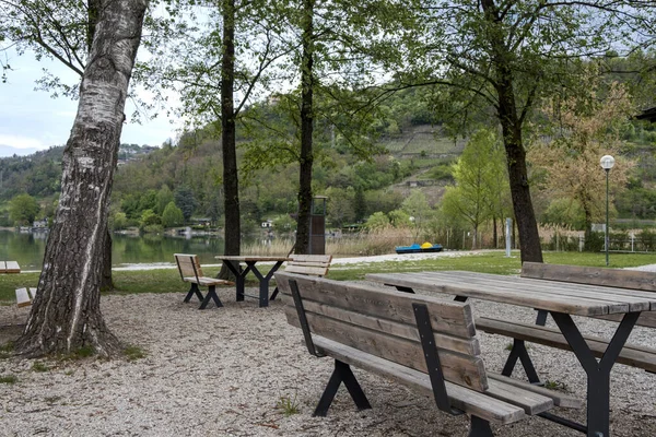 Bankları olan ağaçlık bir parkın manzarası