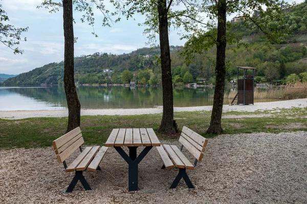 Bankları olan ağaçlık bir parkın manzarası