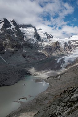 Karla kaplı tepeleri ve mavi gökyüzü olan dağ manzarası