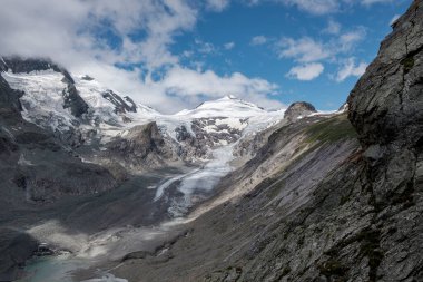 Karla kaplı tepeleri ve mavi gökyüzü olan dağ manzarası