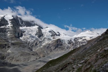 Karla kaplı tepeleri ve mavi gökyüzü olan dağ manzarası