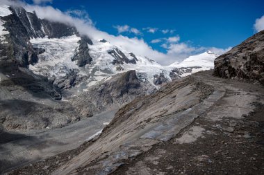 Karla kaplı tepeleri ve mavi gökyüzü olan dağ manzarası