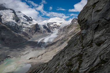Karla kaplı tepeleri ve mavi gökyüzü olan dağ manzarası