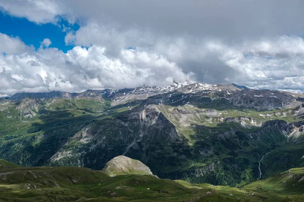 Bergslandskap Med Himmel Full Moln — Stockfoto