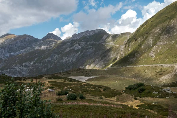 Berglandschap Met Rotswanden Blauwe Lucht — Stockfoto