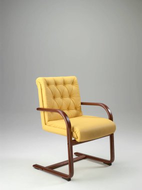 Deri koltuk, ofis için, tarafsız bir arkaplanda.