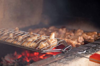 Kışın sokaklarda barbekü.