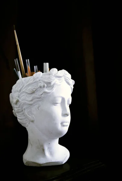 Vase for brushes in the shape of a womans head — Stock Photo, Image