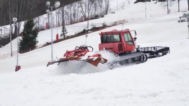 雪に覆われた上り坂を登ると、雪猫。冬のスキー場 — ストック動画