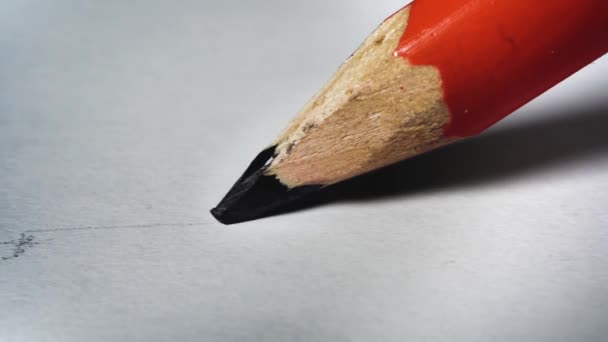 Kalem beyaz kağıda yakın plan siyah çizgi çizer — Stok video