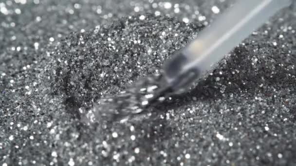Parlak gümüş parlatıcı boya ile fırça — Stok video