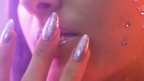 Rätselhaftes junges Mädchen streicht sich mit Fingern über die Lippen — Stockvideo
