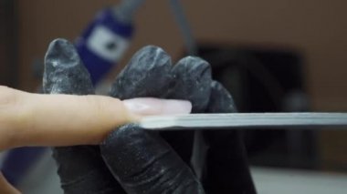 Salondaki kız tırnakları. Manikür salonunda tırnaklar törpüleniyor.