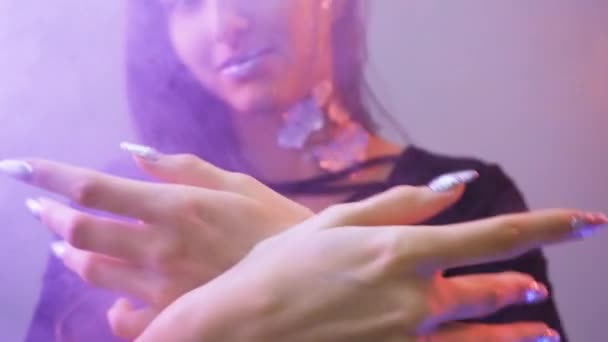 Mädchen zeigt einen Schmetterling im Rauch mit ihren Händen — Stockvideo