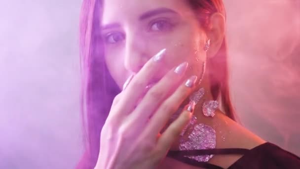 Mädchen mit einem Mode-Make-up sexy lief ihre Finger über ihre Lippen auf Rauch-Hintergrund — Stockvideo