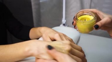 Spa, balmumuyla el masajı yapan kız