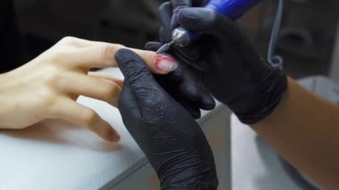 Manikürcü kuaförü. Çivi donanımlı manikür