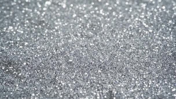 Beweeg langs glanzend zilveren oppervlak. Kerstmis zilveren schitteren glinsterende achtergrond — Stockvideo