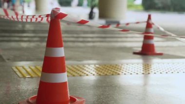 Yol konisi ve bant tehlikeli bölge. Kırmızı uyarı bandı. Yüksek kalite 4k görüntü