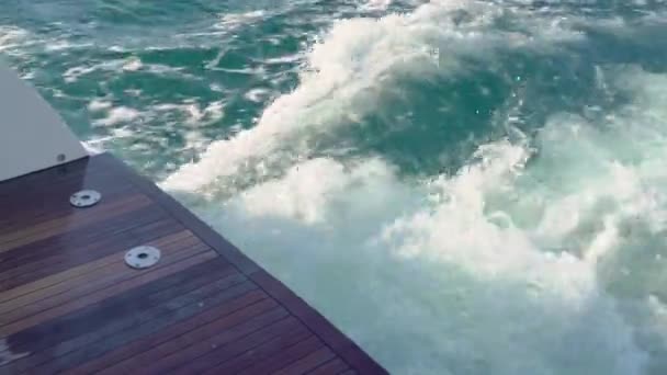 大型ボートの模様 ヨットのスターン 水面のブルーウォーターフットプリント 高品質の4K映像 — ストック動画
