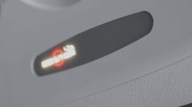 Kemerinizi takın ve açın. Emniyet kemeri ve sigara içilmez işareti. Yüksek kalite 4k görüntü