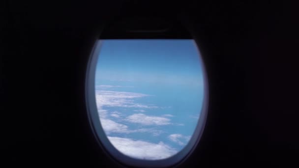 Utsikt Från Ett Flygplansfönster Ovanför Molnen Högkvalitativ Film — Stockvideo
