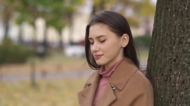 Kız esrarengiz bir şekilde saçını düzeltiyor. Yüksek kalite 4k görüntü